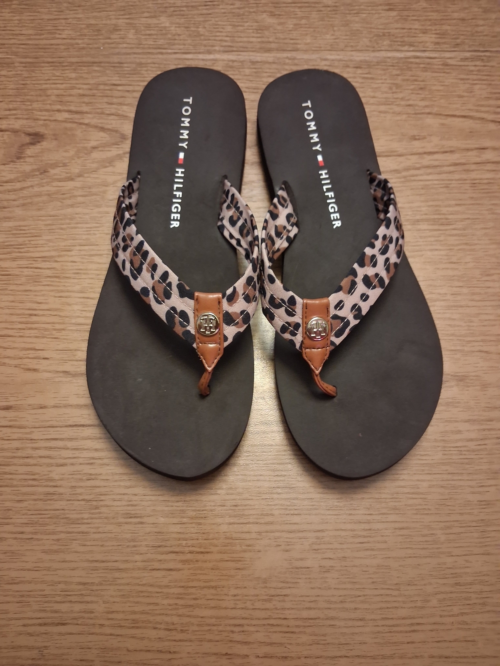 Womens Tommy Hilfiger Brown Flip Flops with Leopard Straps. Size 10 - Picture 2 of 5